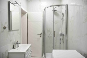 Douche, séchoir à cheveux, serviettes fournies