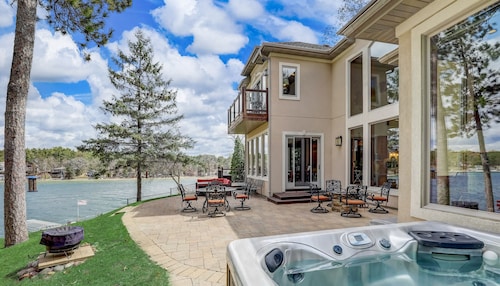 Luxury Lakefront! Hot Tub & Arcades! Sleep 24!