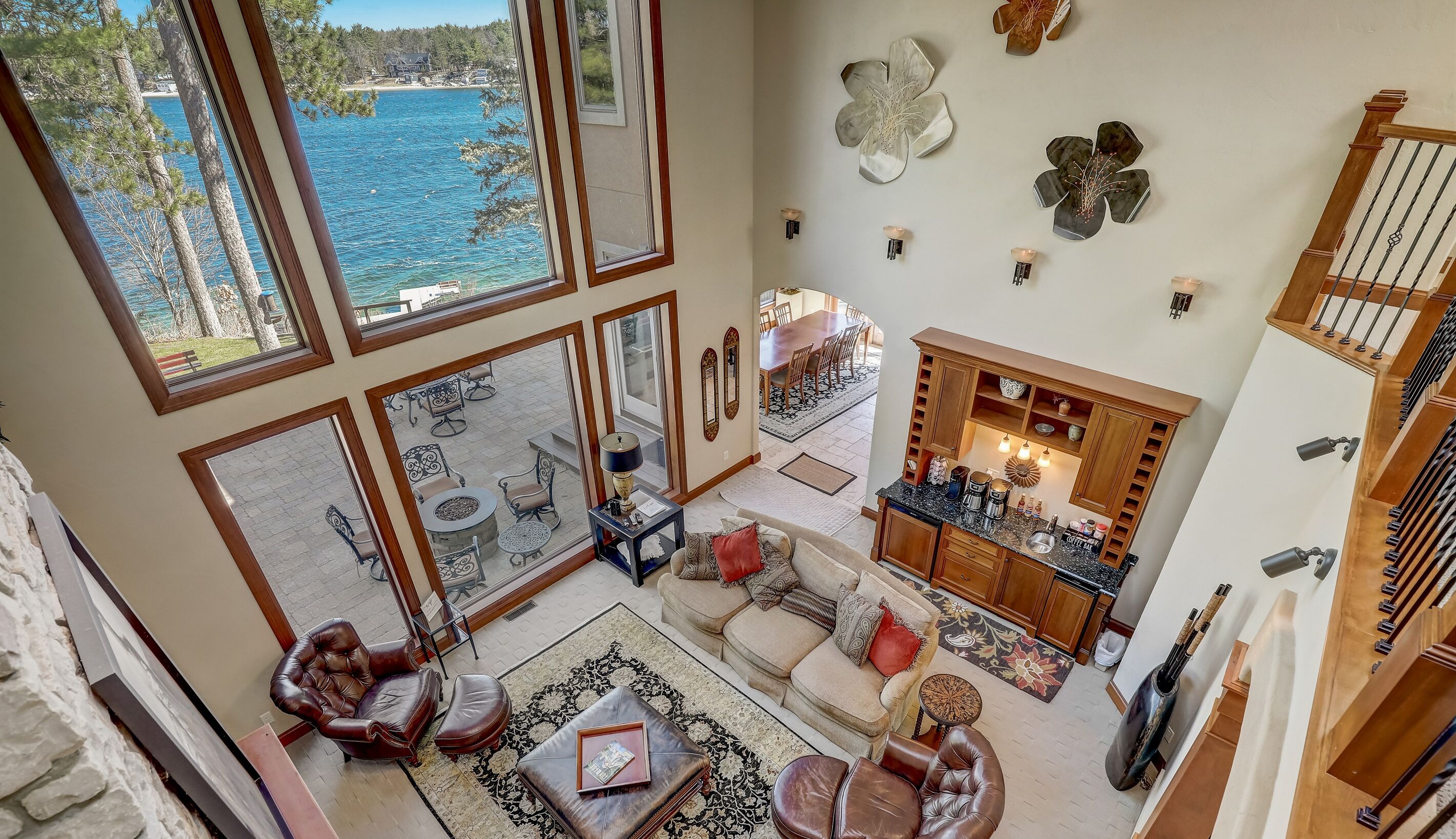 Älytelevisio, takka, videopelejä, DVD-soitin