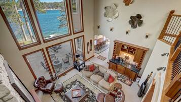 Smart-tv, een open haard, videospelletjes en een dvd-speler