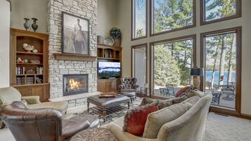 Smart-tv, een open haard, videospelletjes en een dvd-speler