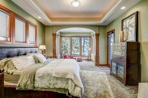 7 bedrooms, desk, iron/ironing board, travel cot