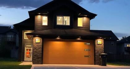 Spacious Mountain Retreat Near Jasper - Custom Luxury Home With Stunning Views