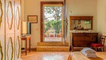 4 bedrooms, iron/ironing board, bed sheets