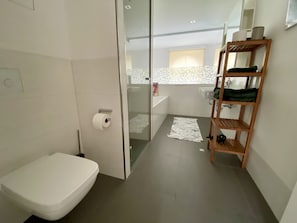 Secadora de cabello, toallas, jabón, shampoo