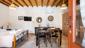 Deluxe Room | Soundproofing, free WiFi, bed sheets
