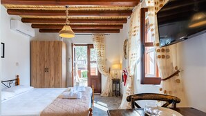 Standard Studio | Soundproofing, WiFi (free), bed sheets - Stone Court Boutique Studios (Giolou)
