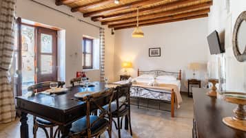 Deluxe Room | Soundproofing, free WiFi, bed sheets
