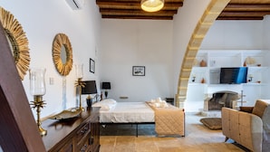 Executive Room | Soundproofing, WiFi (free), bed sheets - Stone Court Boutique Studios (Giolou)