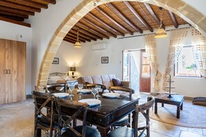 Luxury Room | Soundproofing, free WiFi, bed sheets - Stone Court Boutique Studios (Giolou)