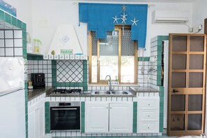 Fridge, microwave, oven, stovetop - Villa Jonny a stone's throw from the sea (San Vito Lo Capo)