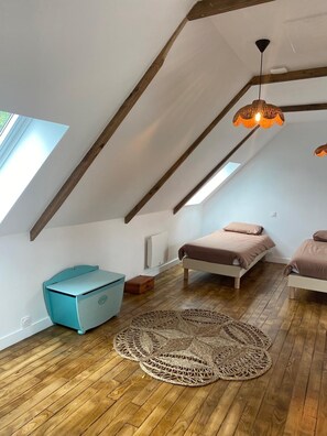 4 bedrooms, travel cot, free WiFi