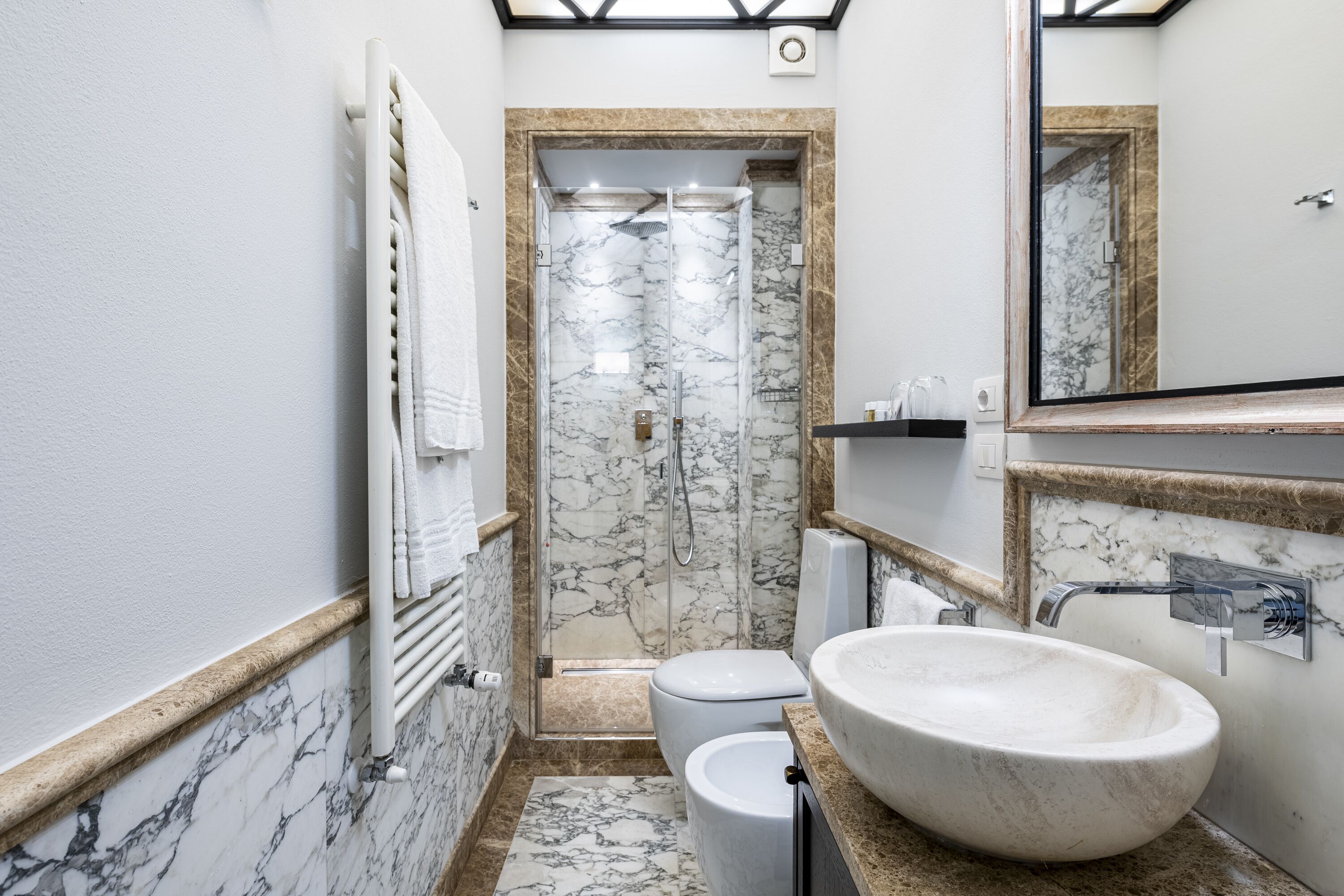 Deluxe-rum | Badrum | Dusch, gratis toalettartiklar, hårtork och tofflor