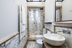 华丽客房 | 浴室 | 淋浴设施、免费洗浴用品、吹风机、拖鞋