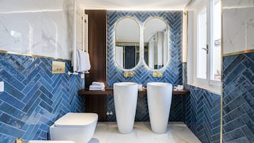Suite estudio | Baño | Regadera, amenidades de baño gratuitas, secadora de cabello, pantuflas