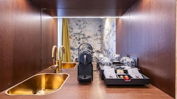 Suite estudio | 1 habitación, minibar, caja de seguridad en la habitación y escritorio