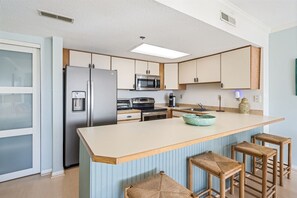 Een koelkast, een magnetron, een oven, een kookplaat