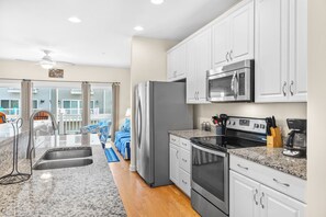 冰箱、微波炉、烤箱、炉灶