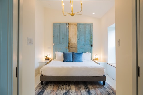 Stylish, spacious suite in Wellington- steps to beach, dining, brewery and shops