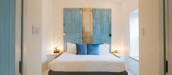 Stylish, spacious suite in Wellington- steps to beach, dining, brewery and shops