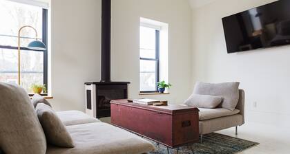 Stylish, spacious suite in Wellington- steps to beach, dining, brewery and shops