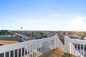 Property grounds - Happy Hour is a 5-bedroom, 5-bathroom canal front home with dock, pet friendly! (Ocean Isle Beach)