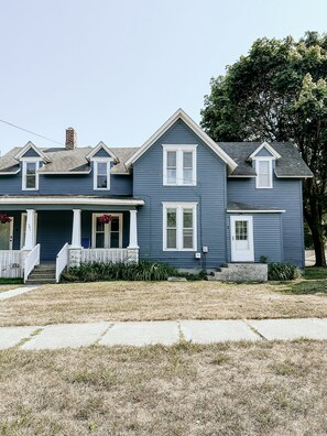 Exterior - Cozy 2-bedroom apartment minutes from crystal clear beaches and downtown! (Manistee)