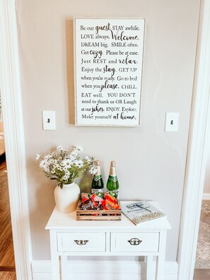 Interior - Cozy 2-bedroom apartment minutes from crystal clear beaches and downtown! (Manistee)