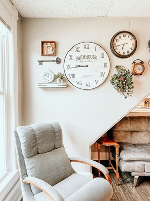 Smart TV - Cozy 2-bedroom apartment minutes from crystal clear beaches and downtown! (Manistee)