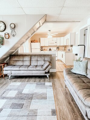 Smart TV - Cozy 2-bedroom apartment minutes from crystal clear beaches and downtown! (Manistee)