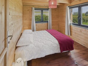 2 bedrooms, WiFi - 650 m from the beach, chalet with terrace for 4 (Penmarch)