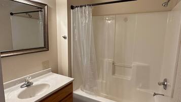 Secador de pelo, toallas, jabón, papel higiénico