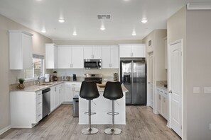 Een koelkast, een microgolfoven, een oven, een kookplaat