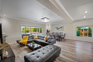 Smart-tv, een open haard en tafelvoetbal