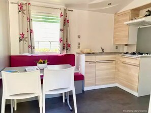 Kühlschrank, Mikrowelle, Herdplatte