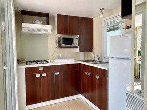 Réfrigérateur, micro-ondes, plaque de cuisson