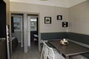 Dining - ZEcamping 4 étoiles piscine animations locatif TV BBQ clim 27m2 6 pers (Malgrat de Mar)