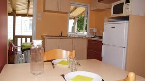 Kühlschrank, Mikrowelle, Herdplatte