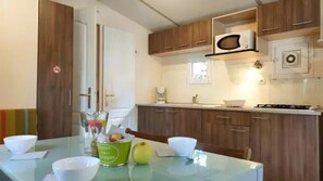 Kühlschrank, Mikrowelle, Herdplatte