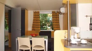 Kylskåp, mikrovågsugn och spishäll