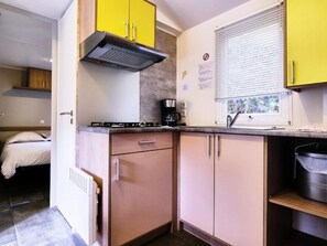 Kühlschrank, Mikrowelle, Herdplatte, Geschirrspüler