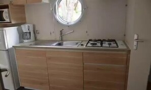 Jääkaappi, mikroaaltouuni, liesi