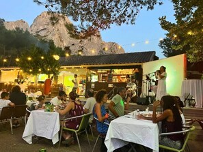 Outdoor dining - ZEcamping 4 étoiles piscine chiens acceptés mobil-home TV LV clim 30m2 (Orgon)