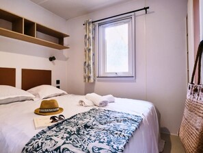 3 bedrooms, WiFi - ZEcamping 4 étoiles piscine chiens acceptés mobil-home TV LV clim 30m2 (Orgon)