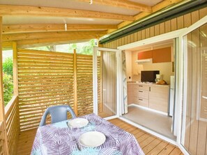 Outdoor dining - ZEcamping 4* piscine animaux acceptés mobil-home TV LV clim 18m2 (Orgon)