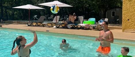 Lämmitetty uima-allas