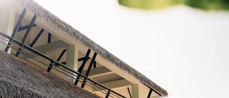 Un edificio moderno con techo de paja y balcones.