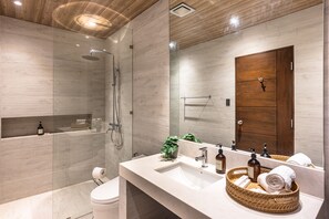 Habitación doble Deluxe, para no fumadores | Baño | Regadera, amenidades de baño gratuitas, secadora de cabello, bidet 
