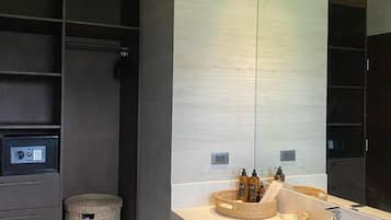 Deluxe suite, 1 queensize bed | Badkamer | Een douche, gratis toiletartikelen, een haardroger, een bidet