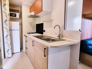 Réfrigérateur, micro-ondes, plaque de cuisson, grille-pain